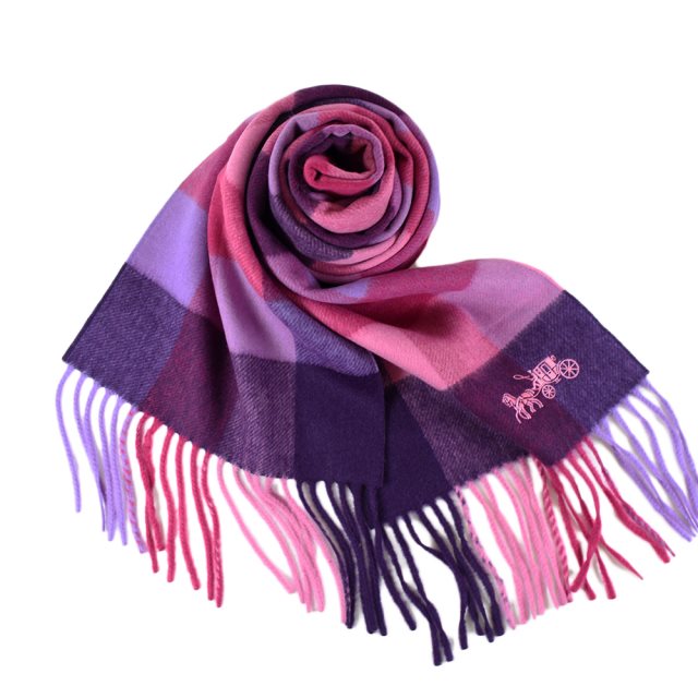 【COACH】 刺繡馬車格紋流蘇圍巾-粉紫